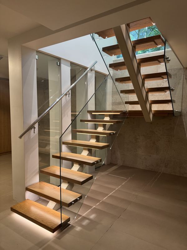 Staircase detail photo 4 of 34