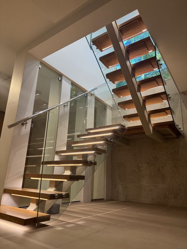 Staircase detail photo 5 of 34