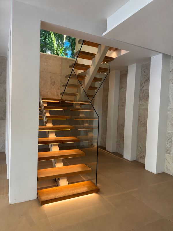 Staircase detail photo 9 of 34
